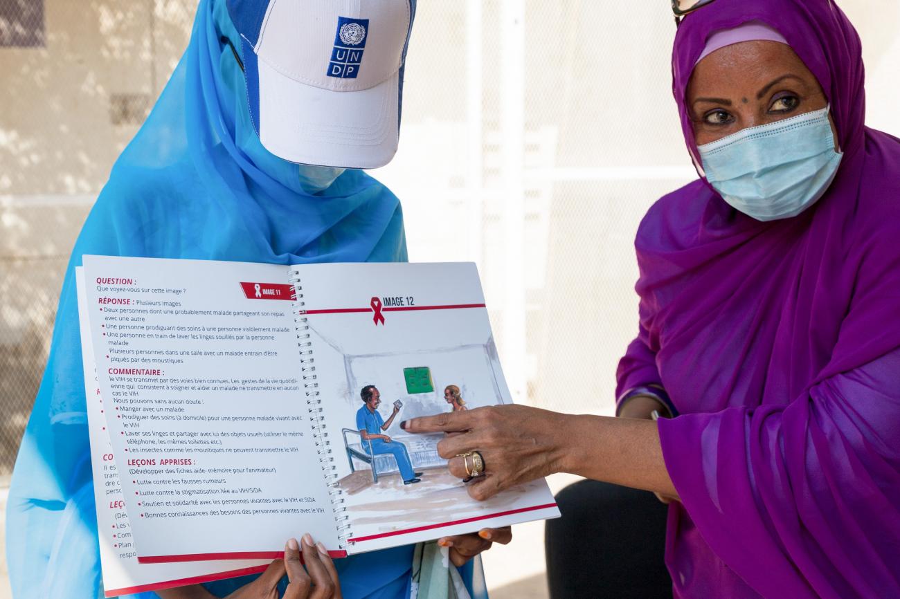 Le personnel des cliniques mobiles donne des conseils sur la prévention du VIH dans la ville de Djibouti.