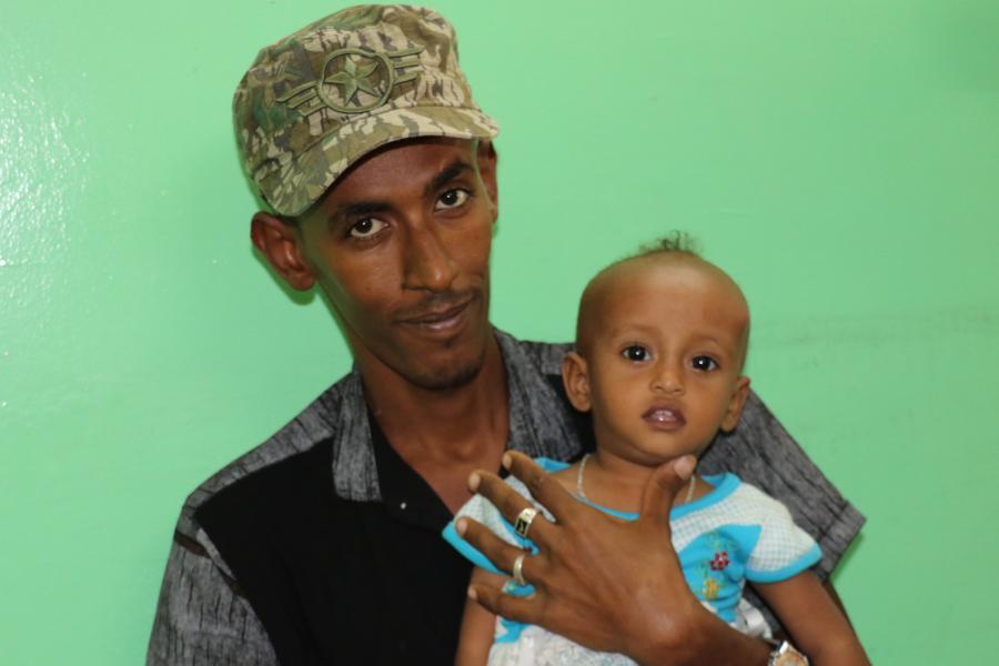 Mahfoud et sa petite-nièce Saada qui souffre de malnutrition. Ils sont là pour le contrôle et la prise de rations nutritifs- ©UNICEF/Djibouti/2020/Oulmi