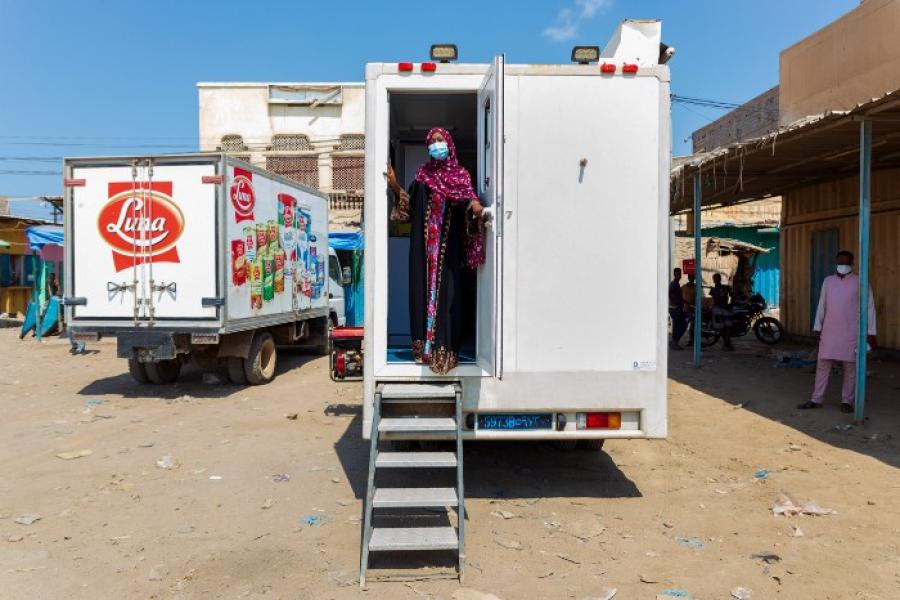 La clinique mobile s’installe dans un quartier éloigné pour proposer des tests de dépistage du VIH et des consultations.