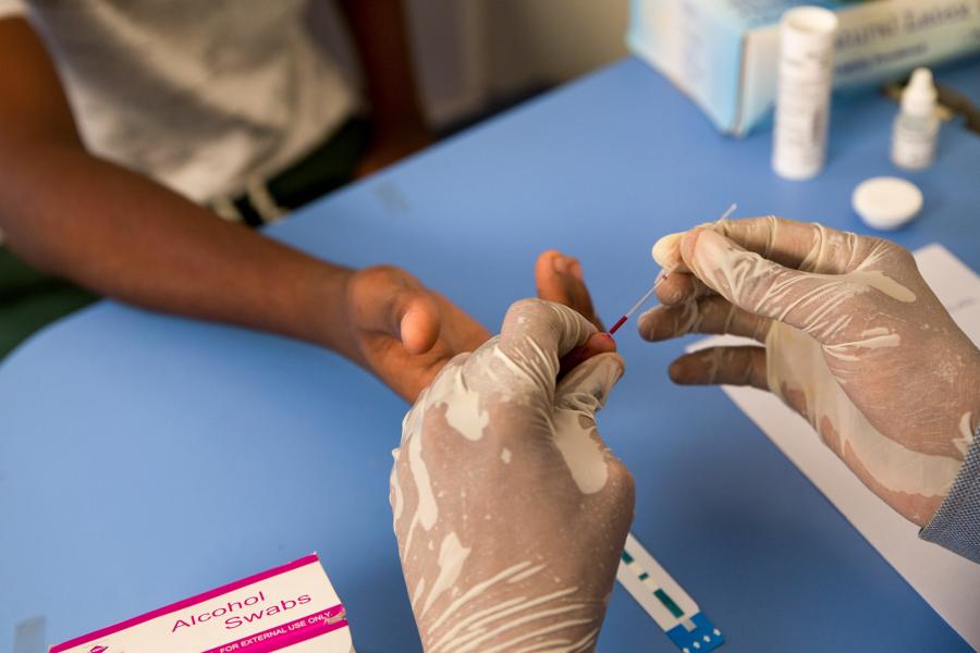 Le dépistage du VIH est effectué à bord de la clinique mobile.