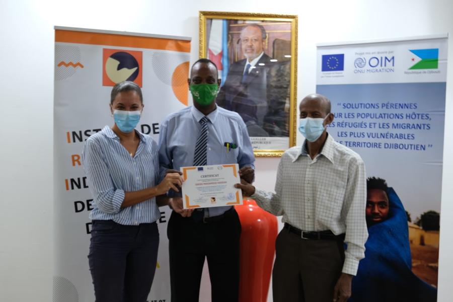 Remise de certificat à un de participants à la formation aux urgences sanitaires 