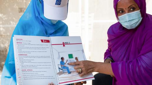 Le personnel des cliniques mobiles donne des conseils sur la prévention du VIH dans la ville de Djibouti.