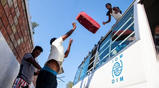 Migrants préparant leur départ du centre d’orientation et d’assistance aux migrants (COAM) à Obock